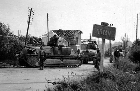 Les chars du 13e régiment de dragons appuient la progression du 4e régiment de zouaves à l'entrée de la ville de Royan le 15 avril 1945