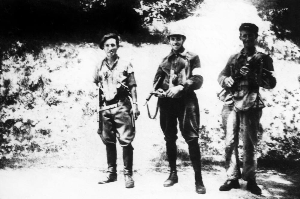 Maquis de Dordogne. Le chef de groupe "le Frisé" (M. Rigoulet) entre un FFI italien, à sa gauche, et un FFI hollandais en patrouille de reconnaissance. 