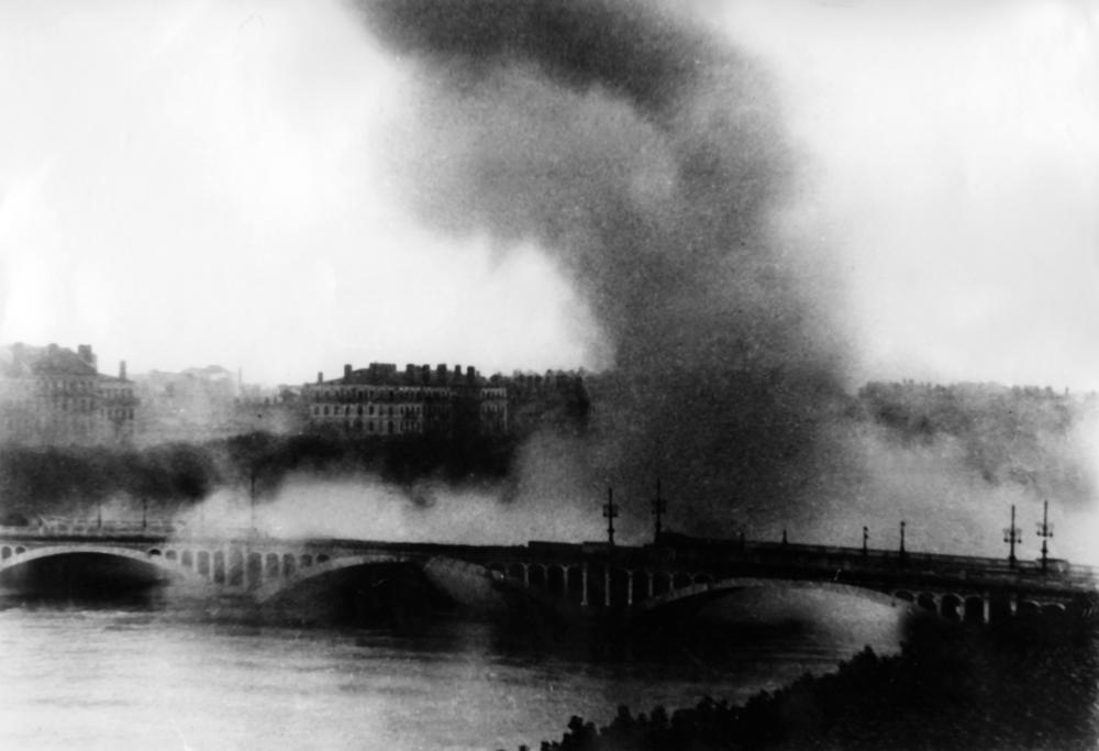 Libération de Lyon. Destruction des ponts. Lyon. Le pont Wilson saute.