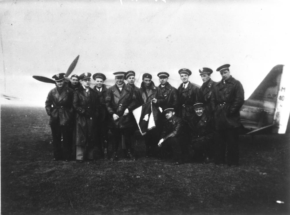 Pilotes français et polonais devant un Morane-Saulnier MS 406 (SHD, AI 6 FI B 80/1209)