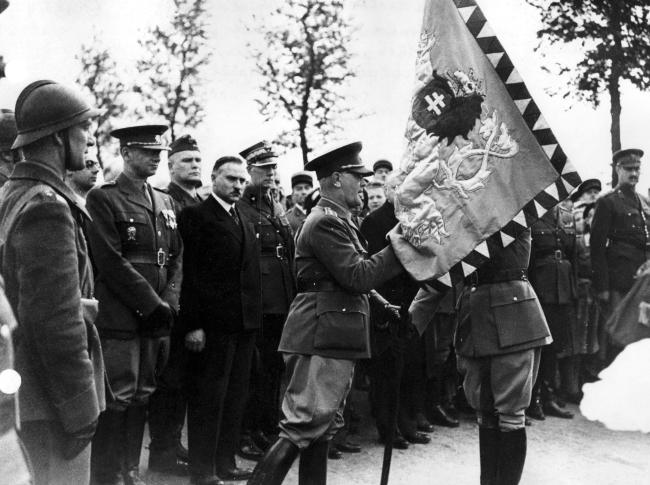 Remise de drapeaux aux volontaires tchèques et polonais en 1940 en Artois, à l'occasion de la commémoration d'un combat où les volontaires tchèques et polonais se sont illustrés en mai 1915 (Fonds du comité d’histoire de la Seconde Guerre mondiale, SHD, DE 2007 ZC 18/1 5933).