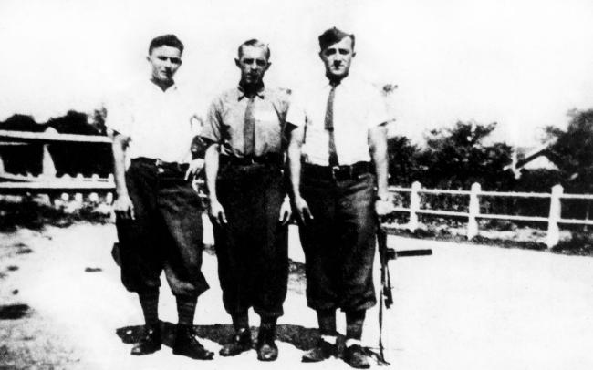 Les Polonais dans la résistance française. Groupes de Polonais de la 4 214e compagnie FTPF en patrouille. De gauche à droite, Jozef Fabisiak, Antoni Haluszkiewiez et Jozef Pochopien. 