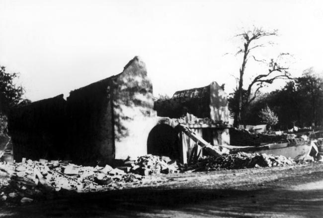 Crimes contre la population civile et la Résistance. Corrèze. Le hameau des 4-Routes d'Albussac, à 20 kms de Tulle, détruit par la division "Das Reich", le 8 juin 1944. L'hôtel Escaravage (ancien relais de diligence). 