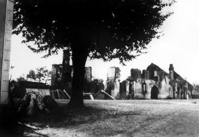 Crimes contre la population civile et la Résistance. Corrèze. Le hameau des 4-Routes d'Albussac, à 20 kms de Tulle, détruit par la division "Das Reich", le 8 juin 1944.  