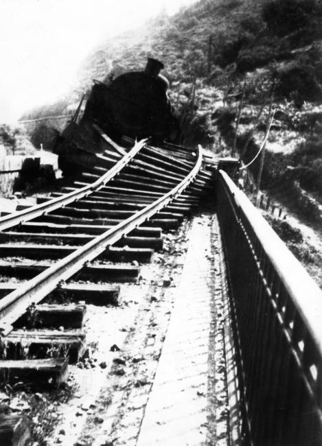 La Résistance Fer. Les sabotages dans les chemins de fer. Haute-Loire. Sabotage effectuésur le viaduc de Chamalières par l'équipe du commandant Fayolle, début août 1944.