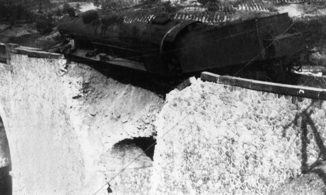 La Résistance Fer. Les sabotages dans les chemins de fer. Haute-Loire. Sabotage effectué sur le viaduc de Chamalières par l'équipe du commandant Fayolle, début août 1944.