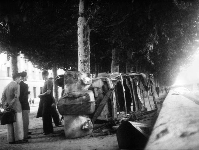 Libération de Lyon. Le départ des Allemands. Une voiture incendiée sur les quais.