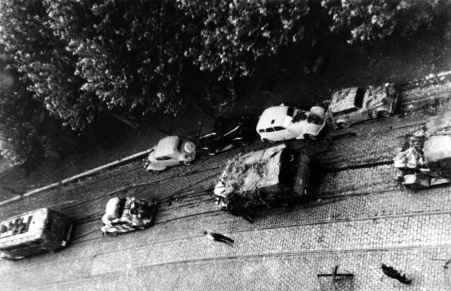 Libération de Lyon. Le départ des Allemands. Ils s'en vont et passent quai Jules Courmont dans des autos et des camions camouflés par des branchages.