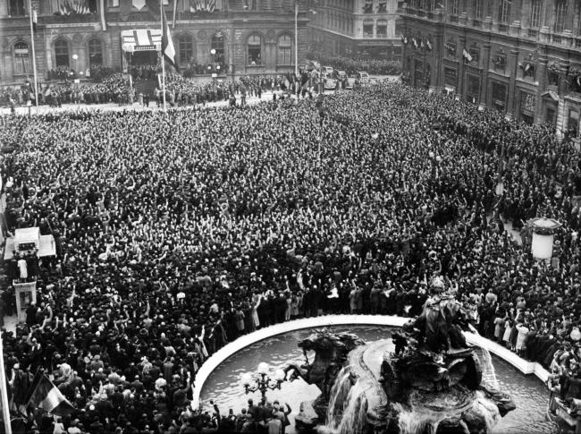 Libération de Lyon.  Célébration de la libération devant l'hôtel de ville.