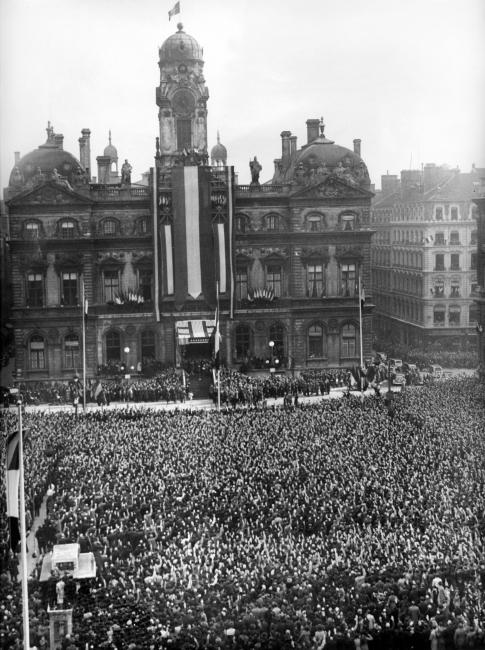 Libération de Lyon.  Lyon. Célébration de la libération devant l'hôtel de ville.