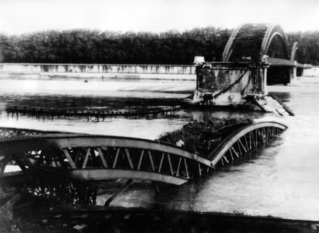 Libération de Lyon. Destruction des ponts. Lyon. Le pont de la Boucle.