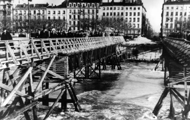 Libération de Lyon. Destruction des ponts. Lyon. Le pont Lafayette.