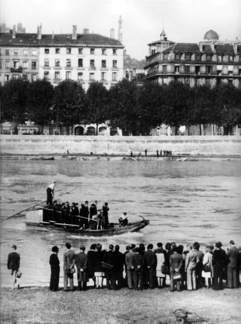 Libération de Lyon. Destruction des ponts. Lyon. La traversée du Rhône en barque.