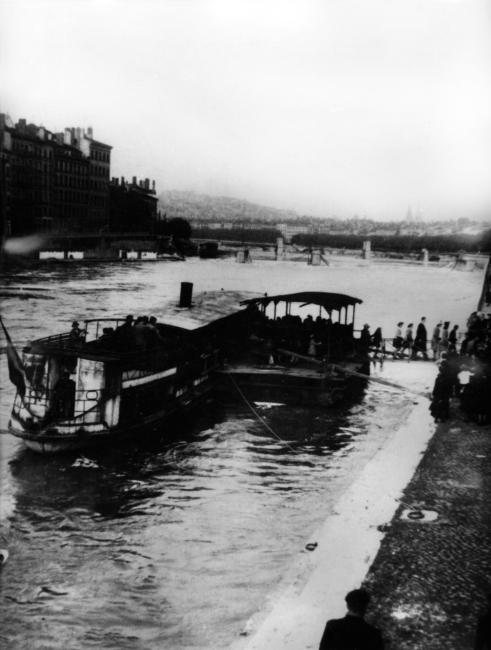 Libération de Lyon. Destruction des ponts. Lyon. Plus de pont, on traverse la Saône en bateau.