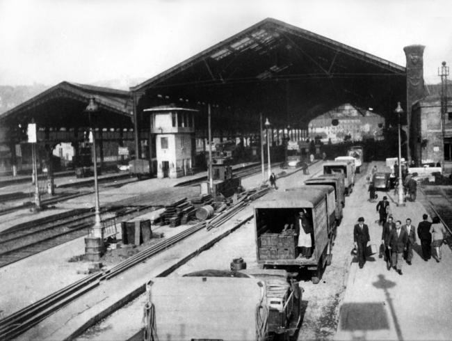Libération de Lyon. Destruction des ponts. Lyon. La gare de Perrache transformée en passage routier après la destruction des ponts par les Allemands.