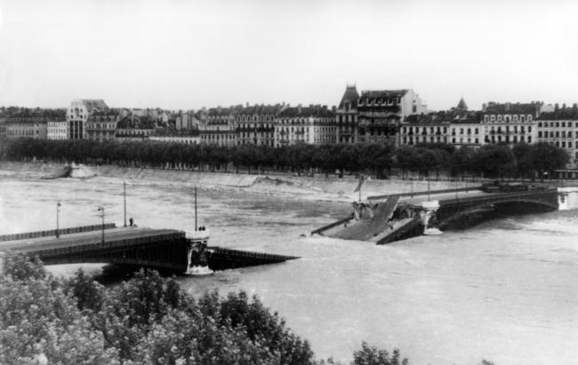 Libération de Lyon. Destruction des ponts. Lyon. Le pont Lafayette vient de sauter.