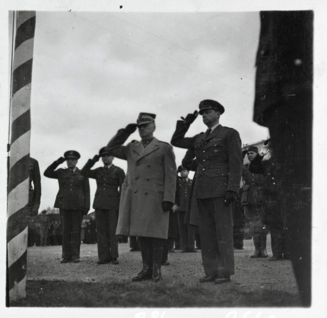 Le général Sikorsky, chef du gouvernement et de l’armée polonaise en exil, assiste au lever des couleurs à Lyon-Bron, mars 1940 (SHD, AI 6 FI B 84/2634 et 2640)
