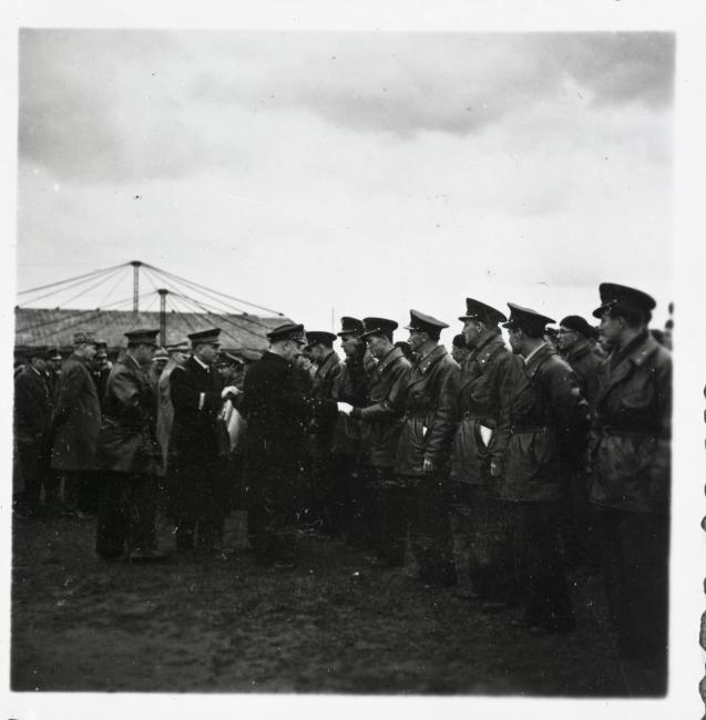 Le général Sikorsky, chef du gouvernement et de l’armée polonaise en exil, passe en revue les pilotes polonais en formation à Lyon-Bron, mars 1940 (SHD, AI 6 FI B 84/2650 et 2654)