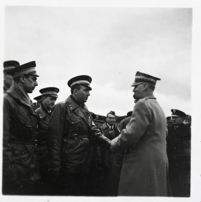 Le général Sikorsky, chef du gouvernement et de l’armée polonaise en exil, passe en revue instructeurs français qui forment les pilotes polonais à Lyon-Bron, mars 1940 (SHD, AI 6 FI B 84/2648 et 2667)