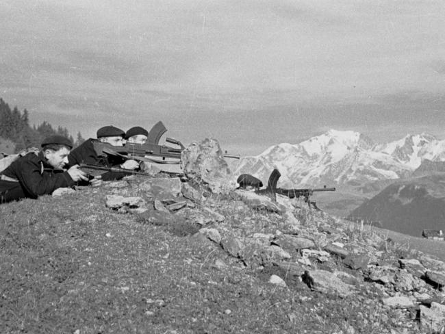 Maquisards du Bataillon Bulle postés au col des Saisies avec le Mont-Blanc en arrière-plan. L'armement est neuf, il vient d'être parachuté lors de l'opération Buick le 1er août 1944. (Photo Raymond Bertrand)