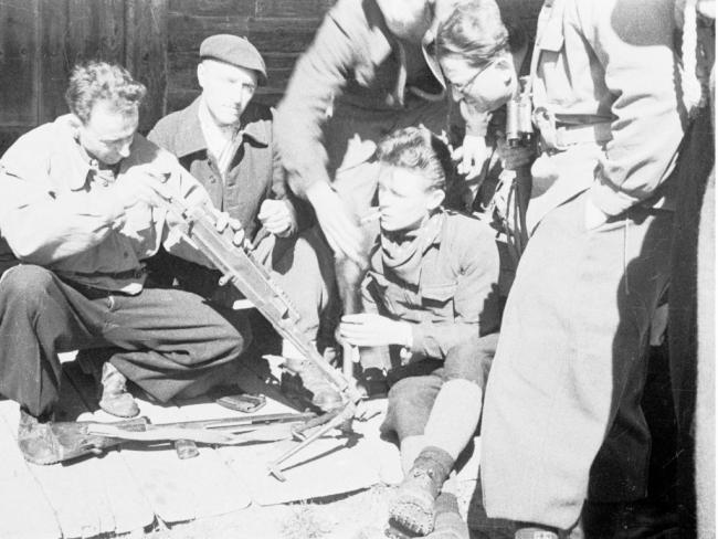 Instruction sur le montage/ démontage du fusil-mitrailleur Bren dans le maquis du Beaufortain en Savoie, 298 ont été parachutés au col des Saisies le 1er août 1944 lors de l'opération Buick. (Photo Raymond Bertrand)