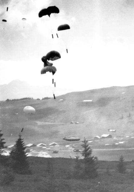 1er août 1944, Opération Buick, DZ Ebonite au col des Saisies en Savoie. 76 B17 larguent 899 containers et 7 parachutistes de la mission interalliée UNION II (photo Raymond Bertrand)