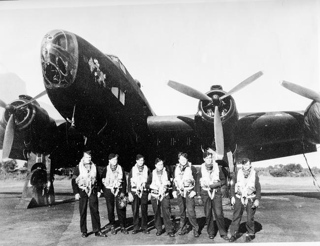 Devant un Handley-Page Halifax mark III du groupe de bombardement 1/25 « Tunisie », l’équiage du capitaine Bernard Pelliot. De gauche à droite, capitaine Pelliot, sergent-chef Bagot, sergent-chef Besnard, sergent Le Mithouard, adjudant Noll, sergent-chef Brillard.