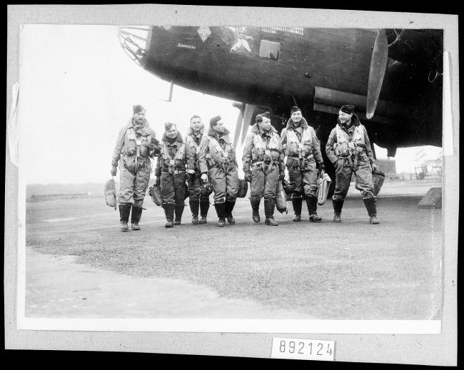 Équipage d’un Handley-Page Halifax appartenant au groupe de bombardement 1/25 « Tunisie » baptisé « La Marseillaise ». Chef d’équipage, capitaine Marchan, sergent Pierre Fabre, sergent Georges Molinier, sergent Rebière, sergent André Godart, lieutenant Charles Triox, sous-lieutenant Marcel Munier.