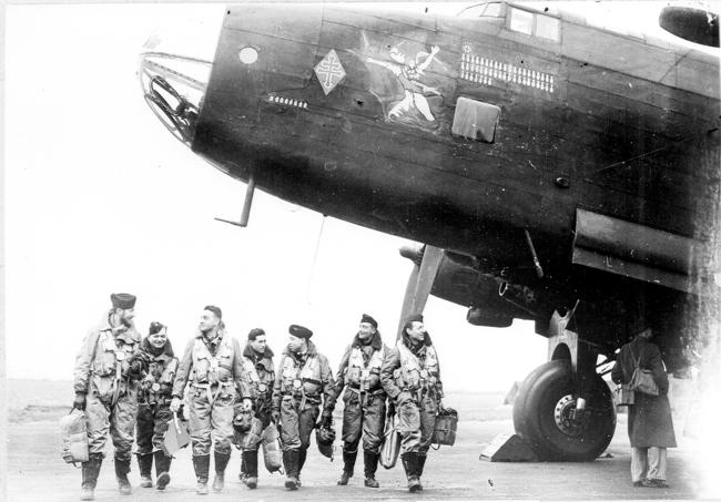 Équipage d’un Handley-Page Halifax appartenant au groupe de bombardement 1/25 « Tunisie » baptisé « La Marseillaise ». Chef d’équipage, capitaine Marchan, sergent Pierre Fabre, sergent Georges Molinier, sergent Rebière, sergent André Godart, lieutenant Charles Triox, sous-lieutenant Marcel Munier.