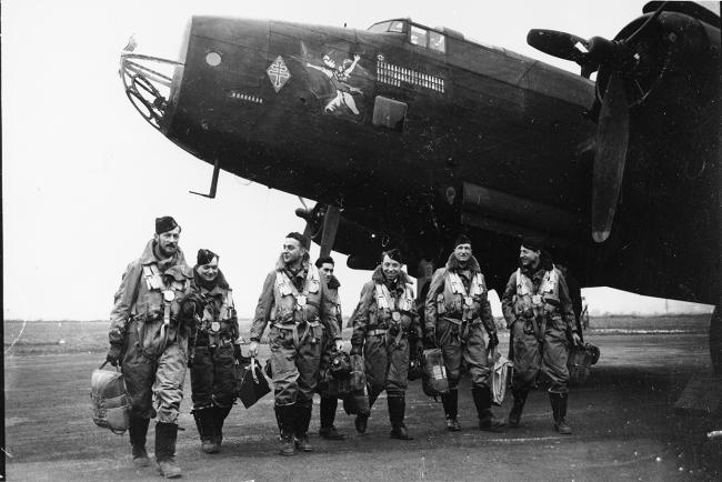 Équipage d’un Handley-Page Halifax appartenant au groupe de bombardement 1/25 « Tunisie » baptisé « La Marseillaise ». Chef d’équipage, capitaine Marchan, sergent Pierre Fabre, sergent Georges Molinier, sergent Rebière, sergent André Godart, lieutenant Charles Triox, sous-lieutenant Marcel Munier.