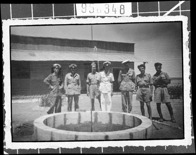 A Hassétché en juillet 1944, les pilotes du groupe de bombardement 1/17 « Picardie ». De gauche à droite : aspirant Mustapha, capitaine Gircour, X, sergent-chef Vincent, sergent-chef Frenacry, caporal-chef Chatenay, caporal Robine.