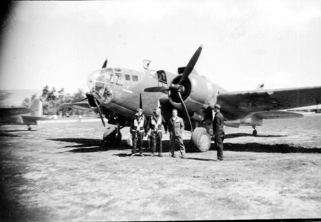 Posant devant un Glenn Martin 187 Baltimore baptisé « La Germaine » du groupe de bombardement 1/17 « Picardie » à Damas en mars 1945 avec les aviateurs Gantois, Marot et Bouchard.