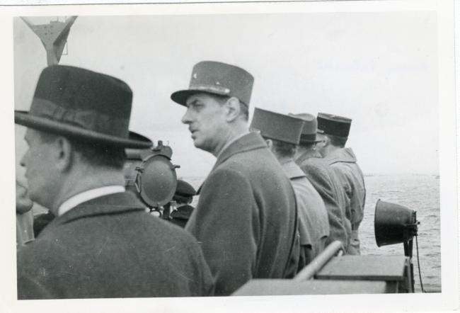 Gaston Palewski, chef de cabinet du général de Gaulle avec le général de Gaulle sur la Combattante peu avant leur arrivée dans le port de Courseulles le 14 juin 1944